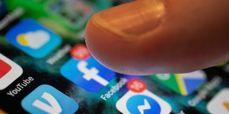 meta-tests-reuniting-facebook-and-messenger-apps-amid-competition-with-tiktok