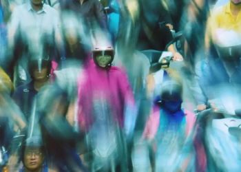 the-distortion-of-time-and-a-moving-crowd-come-together-in-hiroshi-kondo's-multiverse
