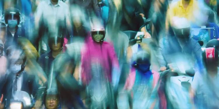 the-distortion-of-time-and-a-moving-crowd-come-together-in-hiroshi-kondo's-multiverse