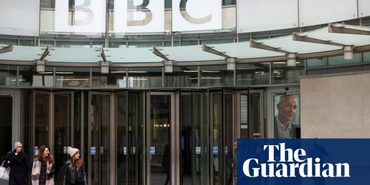 'troubling'-messages-showing-no-10-pressure-on-bbc-need-investigating,-say-former-staff