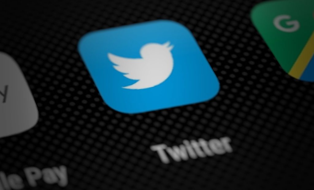 elon-musk-rolls-out-cheeky-auto-response-system-for-twitter-press-inquiries-–-teslarati