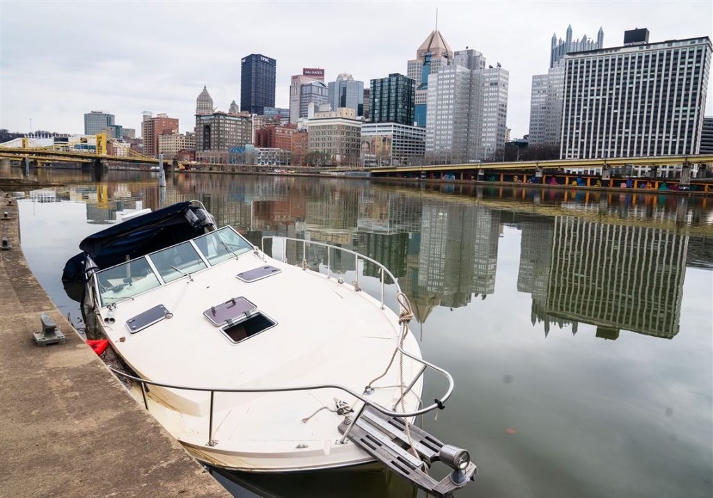 an-abandoned-boat-on-the-north-shore-is-creating-an-eyesore,-but-removing-it-is-complicated