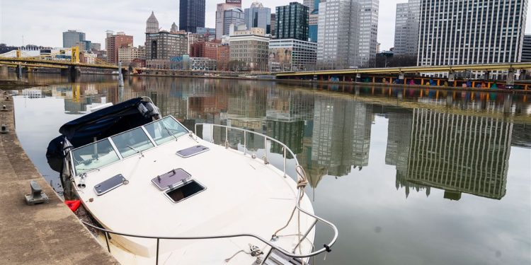 an-abandoned-boat-on-the-north-shore-is-creating-an-eyesore,-but-removing-it-is-complicated