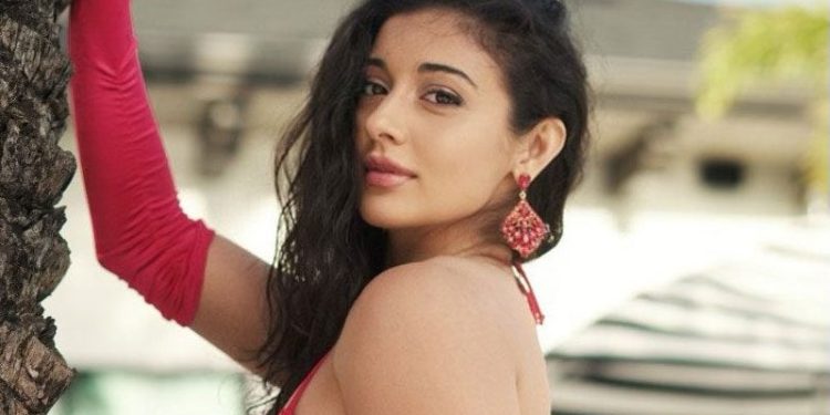 santino-marella's-daughter-arianna-grace-is-taking-up-tree-modeling-in-gorgeous-photo-drop