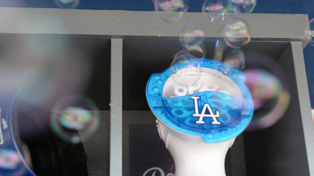 los-angeles-dodgers-bubble-machine-returns-for-clubhouse-celebrations-|-yardbarker