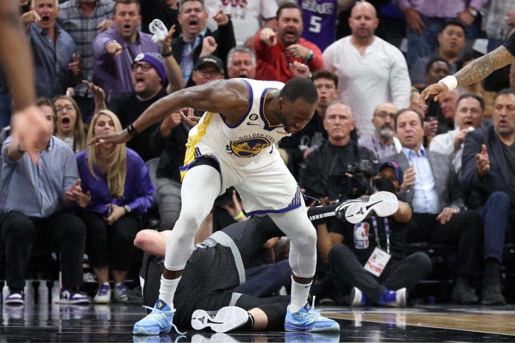 nba-twitter-reacts-to-kings-going-up-2-0-against-golden-state:-'why-don't-you-lay-on-the-…