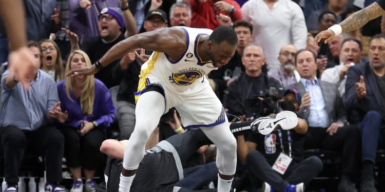 nba-twitter-reacts-to-kings-going-up-2-0-against-golden-state:-'why-don't-you-lay-on-the-…