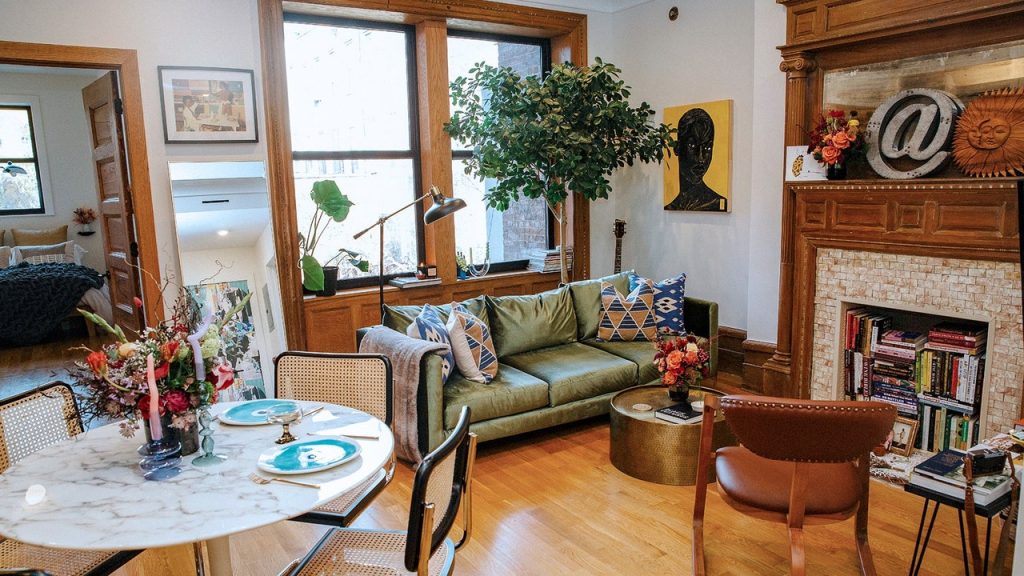 this-amy-amalia-painting-in-shanika-hillocks's-apartment-started-as-an-instagram-crush