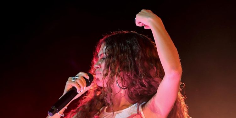 zendaya-thinks-pink-for-surprise-coachella-performance-with-labrinth-–-wwd