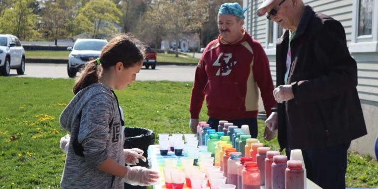 young-scientists-'prepare-to-dye'-–-sippican-week