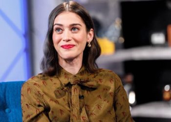 lizzy-caplan-takes-swipe-at-instagram-fashion-–-the-news-international