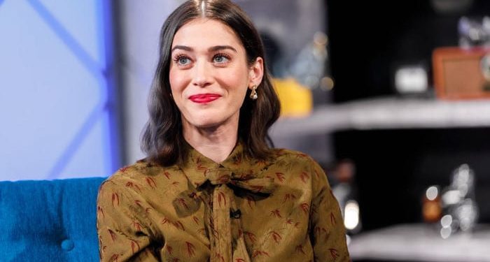 lizzy-caplan-takes-swipe-at-instagram-fashion-–-the-news-international