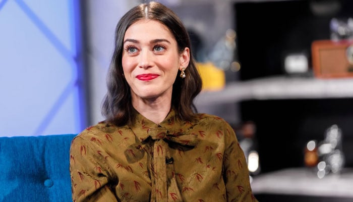 lizzy-caplan-takes-swipe-at-instagram-fashion-–-the-news-international