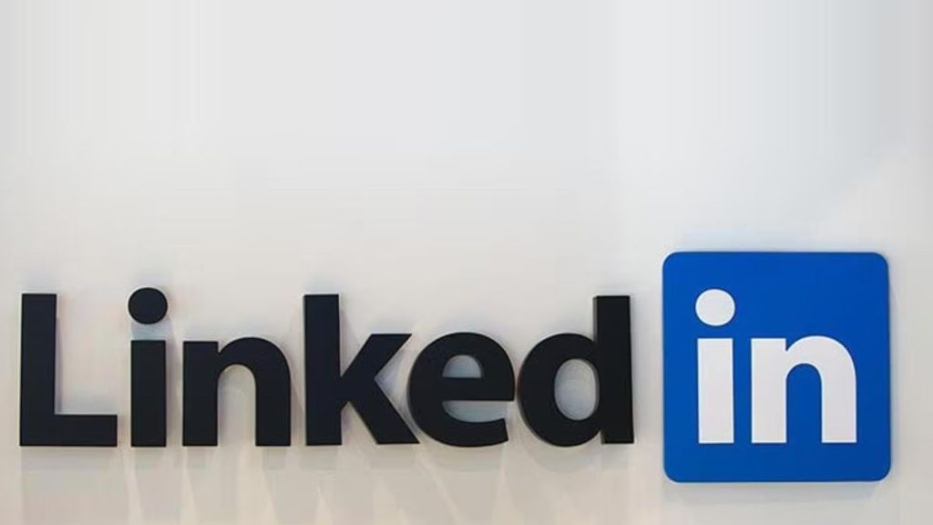 linkedin's-fresh-ai-integration-allows-users-to-reach-out-to-recruiters-through-a-customized-message