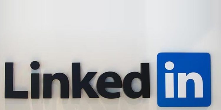 linkedin's-fresh-ai-integration-allows-users-to-reach-out-to-recruiters-through-a-customized-message