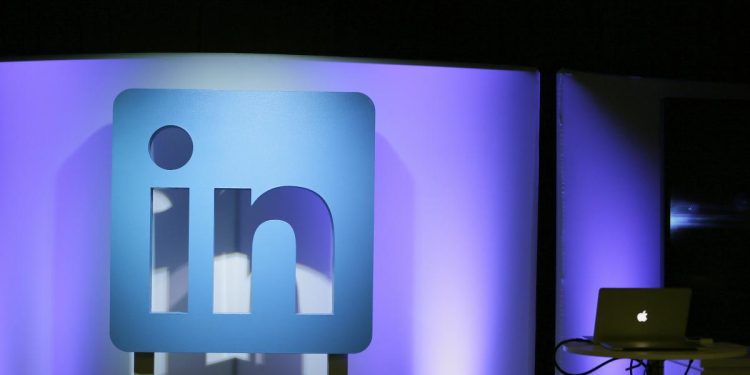 linkedin-is-laying-off-716-staff-and-closing-its-job-search-app-in-china-|-engadget