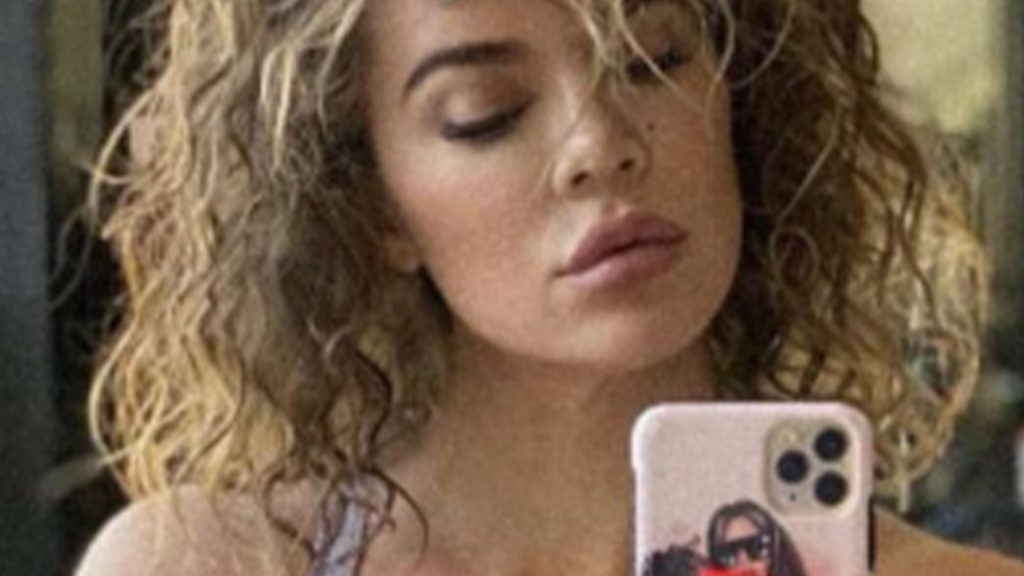 khloe-kardashian-shows-off-wafer-thin-waist-in-extra-small-leggings-during-another-grueling-…