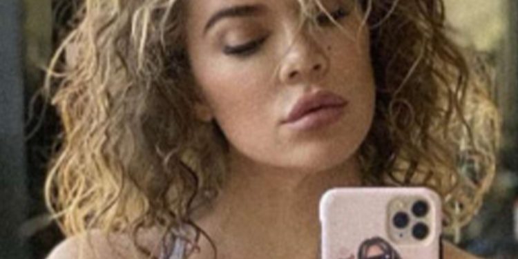 khloe-kardashian-shows-off-wafer-thin-waist-in-extra-small-leggings-during-another-grueling-…