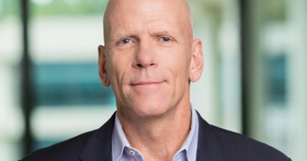 thomas-szlosek-named-autonation-cfo;-joe-lower-takes-another-role-–-automotive-news