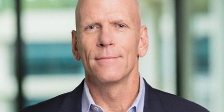 thomas-szlosek-named-autonation-cfo;-joe-lower-takes-another-role-–-automotive-news