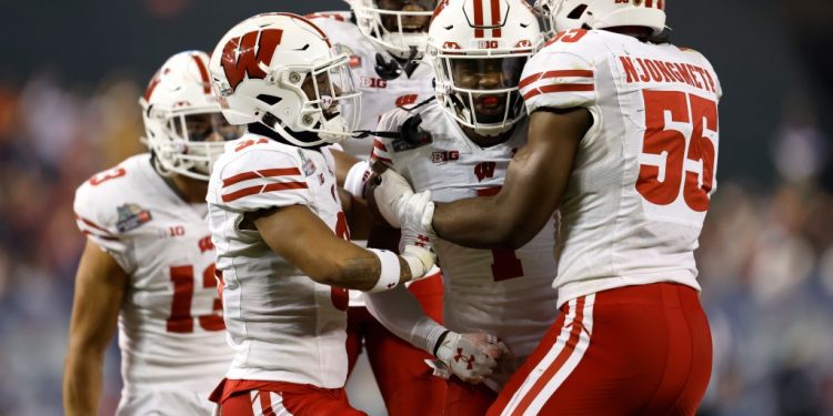 badger-football-fans-use-twitter-to-predict-team-award-winners-in-2023