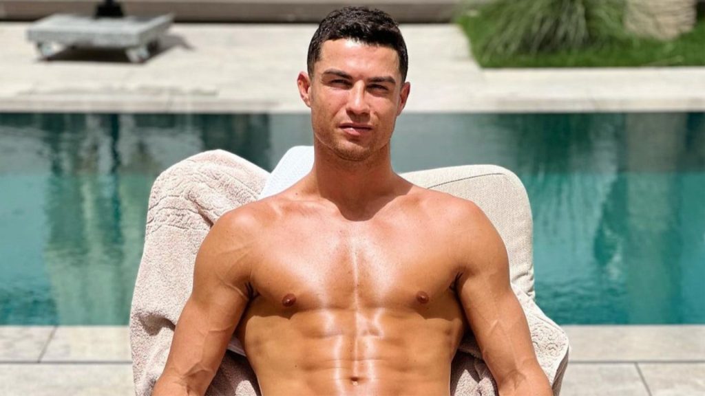 cristiano-ronaldo-races-to-4m-likes-in-two-hours-with-latest-instagram-photo-as-he-poses-…