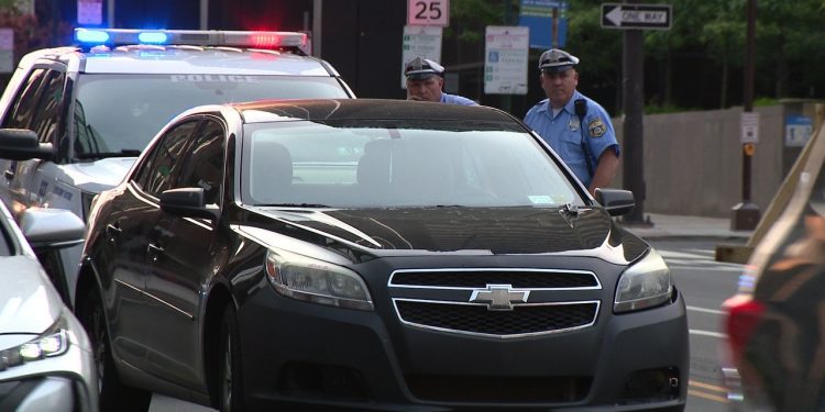 woman-shoots-man-armed-with-crowbar-during-road-rage-incident-in-philadelphia:-police