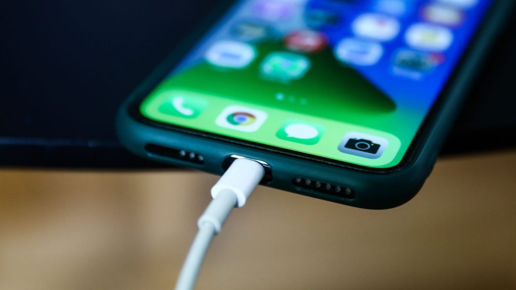 i'm-a-tech-expert-–-a-popular-app-is-draining-your-iphone-and-deleting-it-gives-you-hours-…