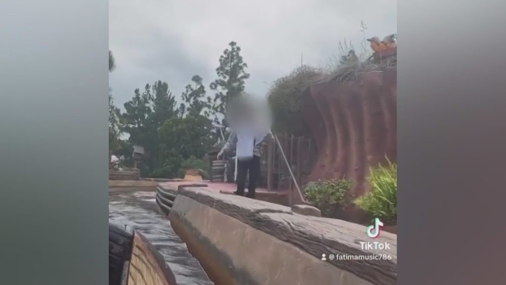rider-jumps-out-of-splash-mountain-log-after-apparent-panic-attack-at-disneyland-–-ktla