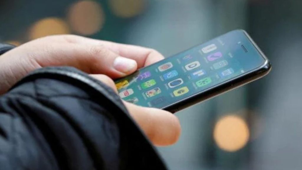 gurugram-man-gets-scam-call-on-whatsapp,-faints-after-seeing-woman-undressing-on-video-call