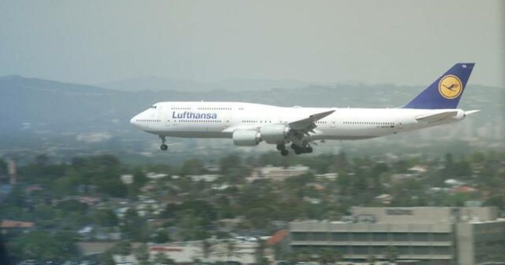 youtube-sensation-captivates-viewers-with-plane-watching-shows-–-cbs-news