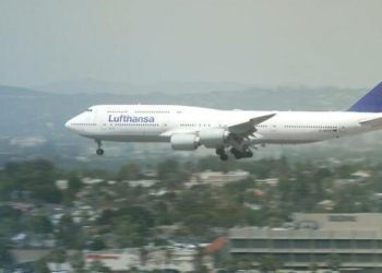 youtube-sensation-captivates-viewers-with-plane-watching-shows-–-cbs-news