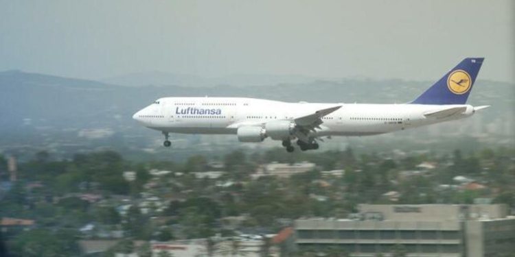 youtube-sensation-captivates-viewers-with-plane-watching-shows-–-cbs-news