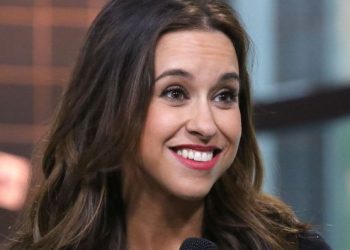 hallmark-fans-can't-believe-lacey-chabert-shared-a-rare-instagram-of-the-'mean-girls'-cast