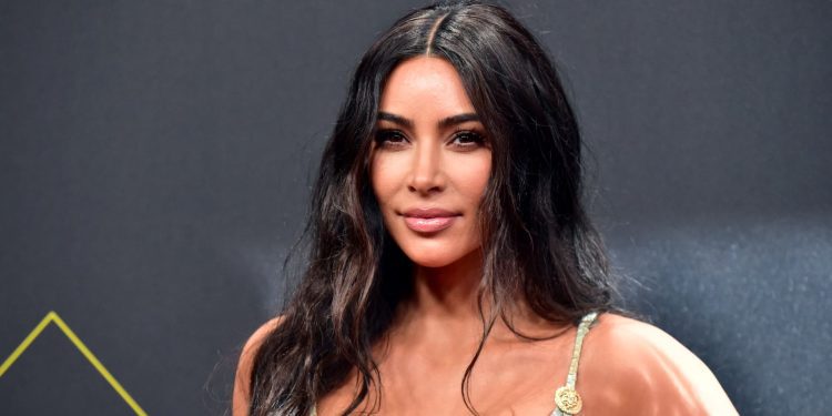 kim-kardashian-says-she-started-skims-in-her-bathtub-–-cnbc