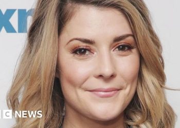 grace-helbig:-youtube-star-reveals-breast-cancer-diagnosis-–-bbc-news