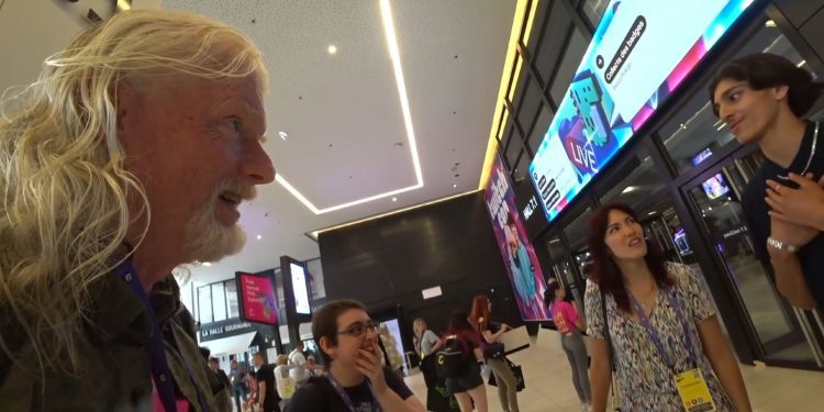 twitch's-dan-clancy-flashes-ceo-badge-at-twitchcon-paris-to-help-streamer-in-need