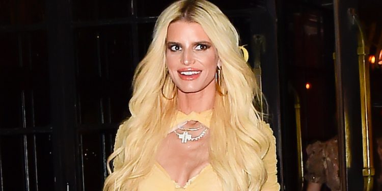 jessica-simpson's-43rd-birthday-'makeup-free'-instagram-post-causes-war-with-makeup-truthers