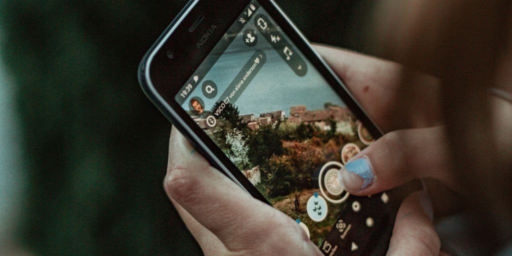 how-to-record-a-hands-free-video-on-snapchat-–-makeuseof