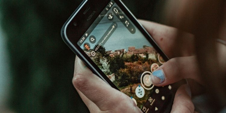 how-to-record-a-hands-free-video-on-snapchat-–-makeuseof