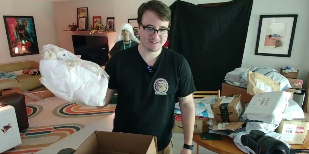 twitch-streamer-unboxes-dead-pig-and-uranium-ore-sent-by-“fans”-–-thegamer