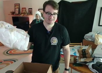 twitch-streamer-unboxes-dead-pig-and-uranium-ore-sent-by-“fans”-–-thegamer
