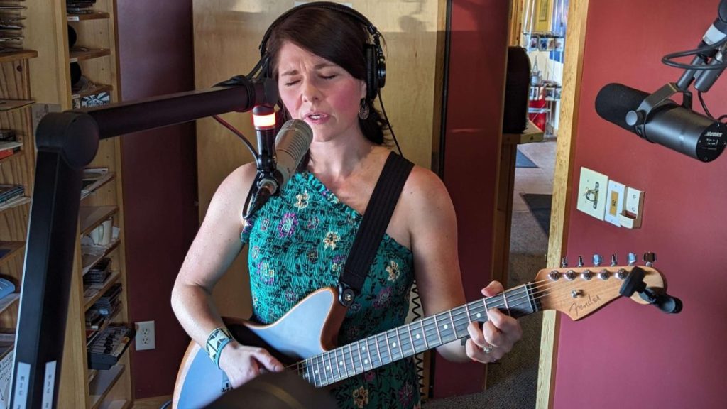 caitlin-nichol-thomas-performs-live-on-overtones-–-wtip