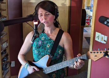 caitlin-nichol-thomas-performs-live-on-overtones-–-wtip