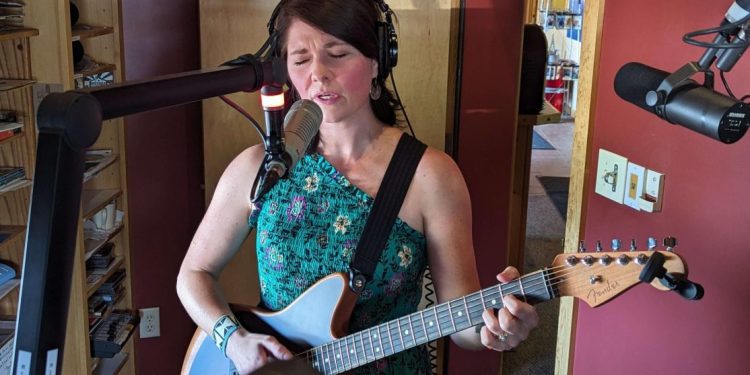 caitlin-nichol-thomas-performs-live-on-overtones-–-wtip