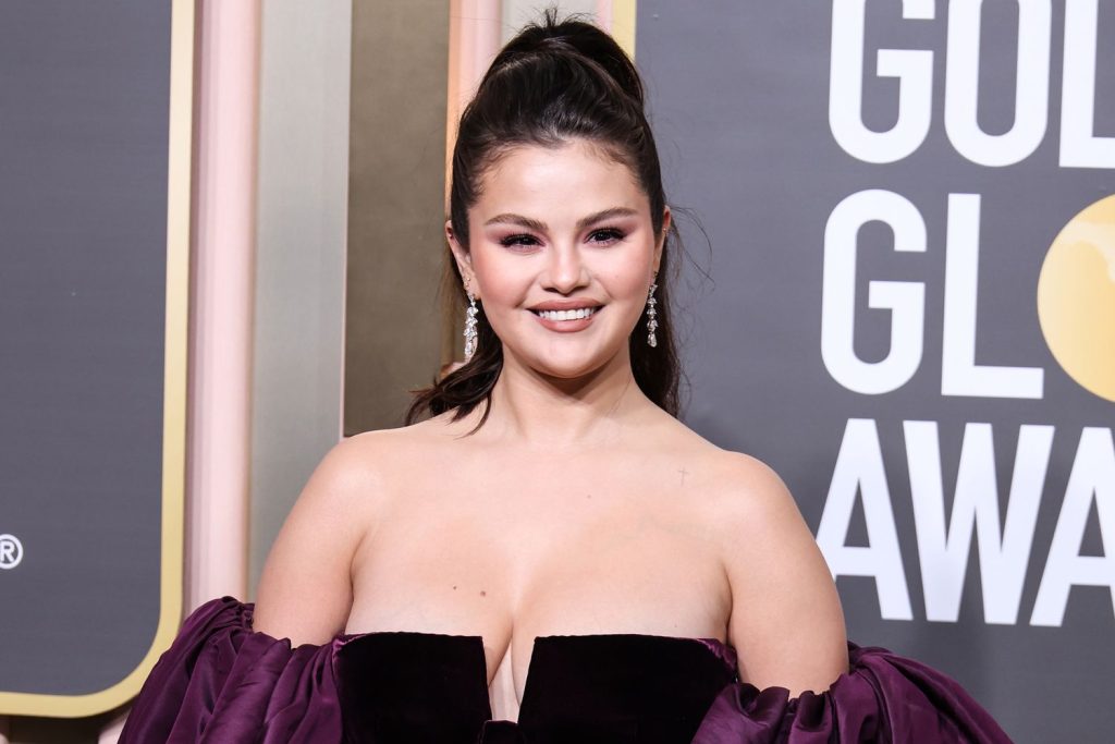 selena-gomez-blows-out-candles-in-31st-birthday-post:-'i-love-you-all!'-–-people
