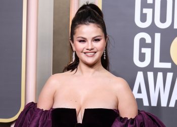 selena-gomez-blows-out-candles-in-31st-birthday-post:-'i-love-you-all!'-–-people