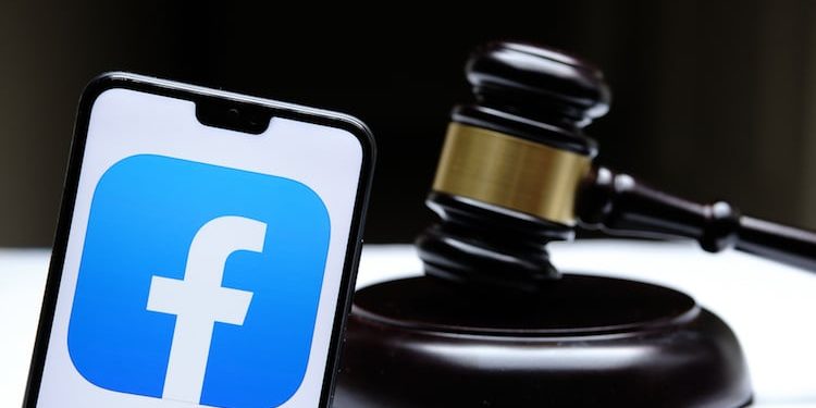 judge-checked-facebook-and-texted-during-murder-trial,-courtroom-video-shows