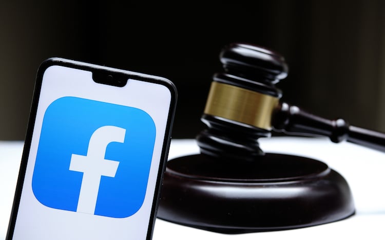 judge-checked-facebook-and-texted-during-murder-trial,-courtroom-video-shows