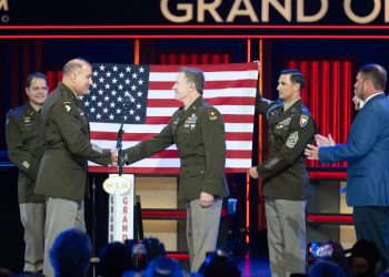 country-music-singer-re-enlists-in-military-while-on-grand-ole-opry-stage-–-wcax